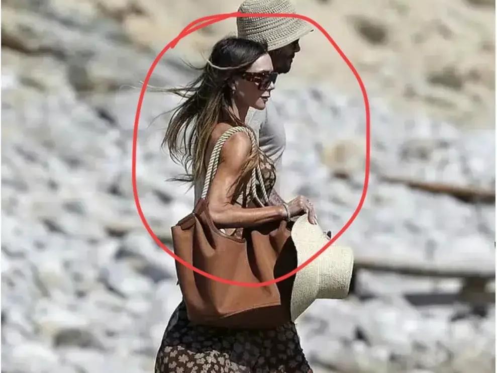 追求“极致”身材的贝嫂，瘦得是真的“不忍直视”了！生了四个孩子的维多利亚，对自