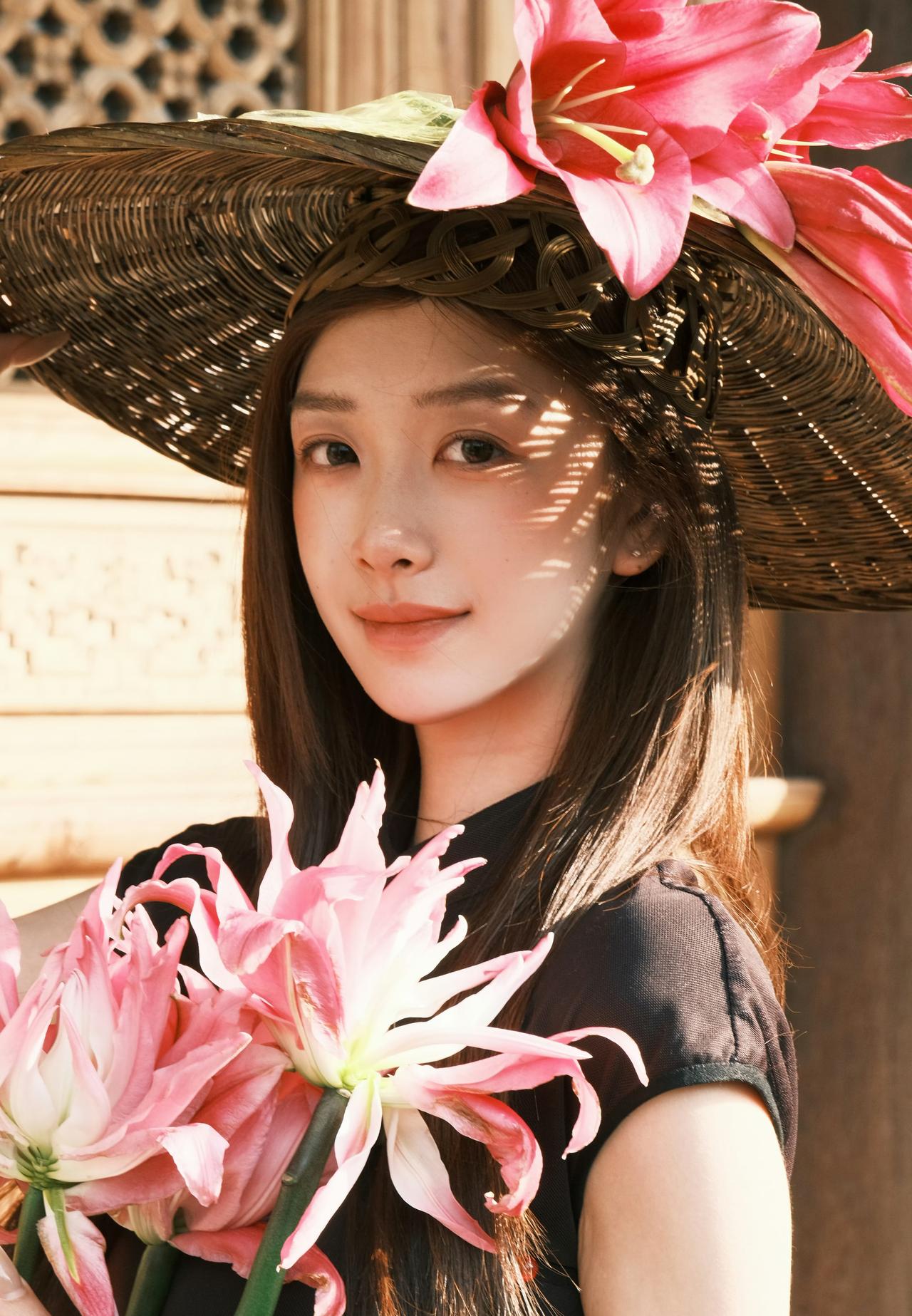 红墙黛瓦，光影斑驳。一袭墨色旗袍，携半捧嫣红，在古寺的飞檐下，赴一场东方美学的邀