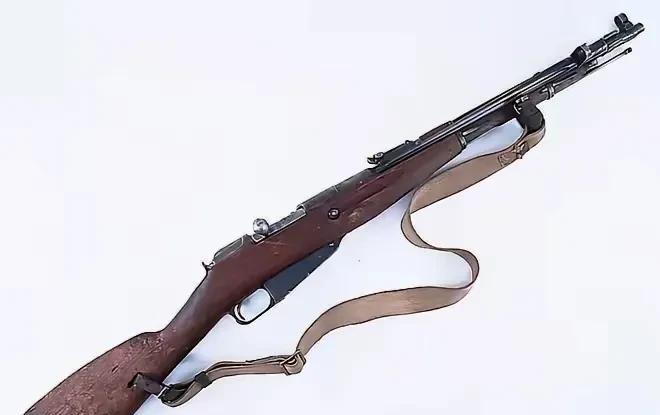 1953年，美国顶尖的狙击手开了一枪，一名志愿军东倒西歪，掉进了壕沟里，二十多分