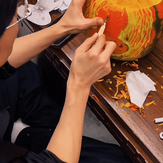 陈楚生绝世好爸爸[赞]趁2个孩子睡觉为他们准备惊喜到凌晨3点，气定神闲的盘