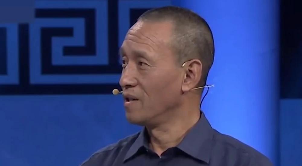 老人家里藏有溥仪御赐的宝剑，专家鉴定为真货后要其捐给国家。老人满口答应，结果反手