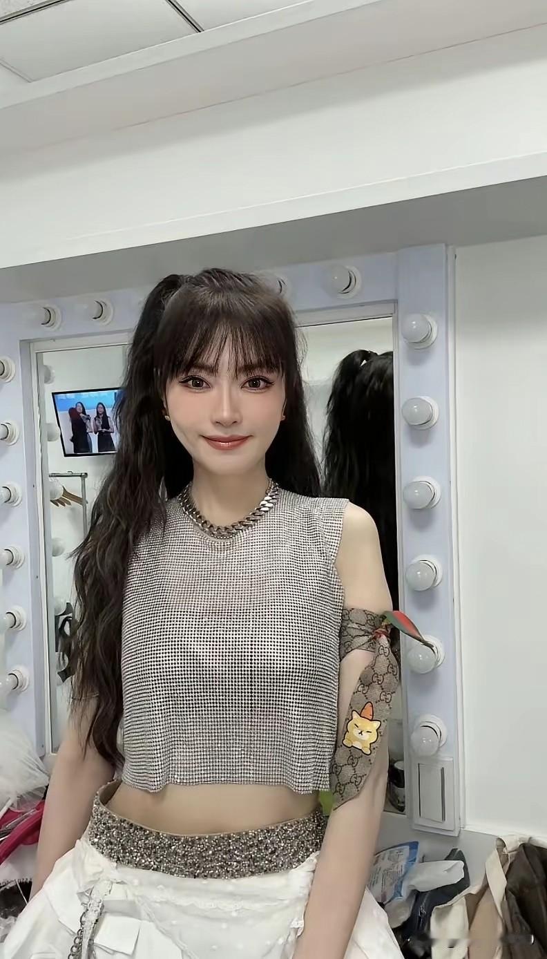 51岁的谢金燕看起来确实是年轻，不管是身材还是容颜真的很像20多岁的少女，她能保