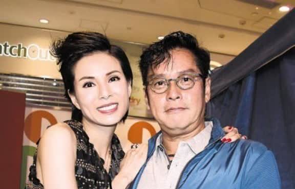 1996年，香港歌王谭咏麟突然向妻子杨洁薇提出，要把自己10亿家产全部转让给她，