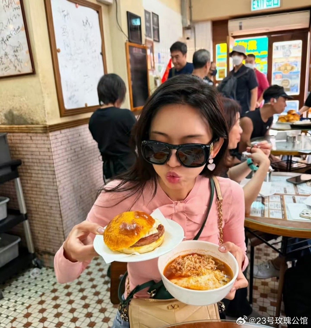 林志玲晒照在香港逛吃逛吃，她好少女啊，一点都看不出来已经51岁了！