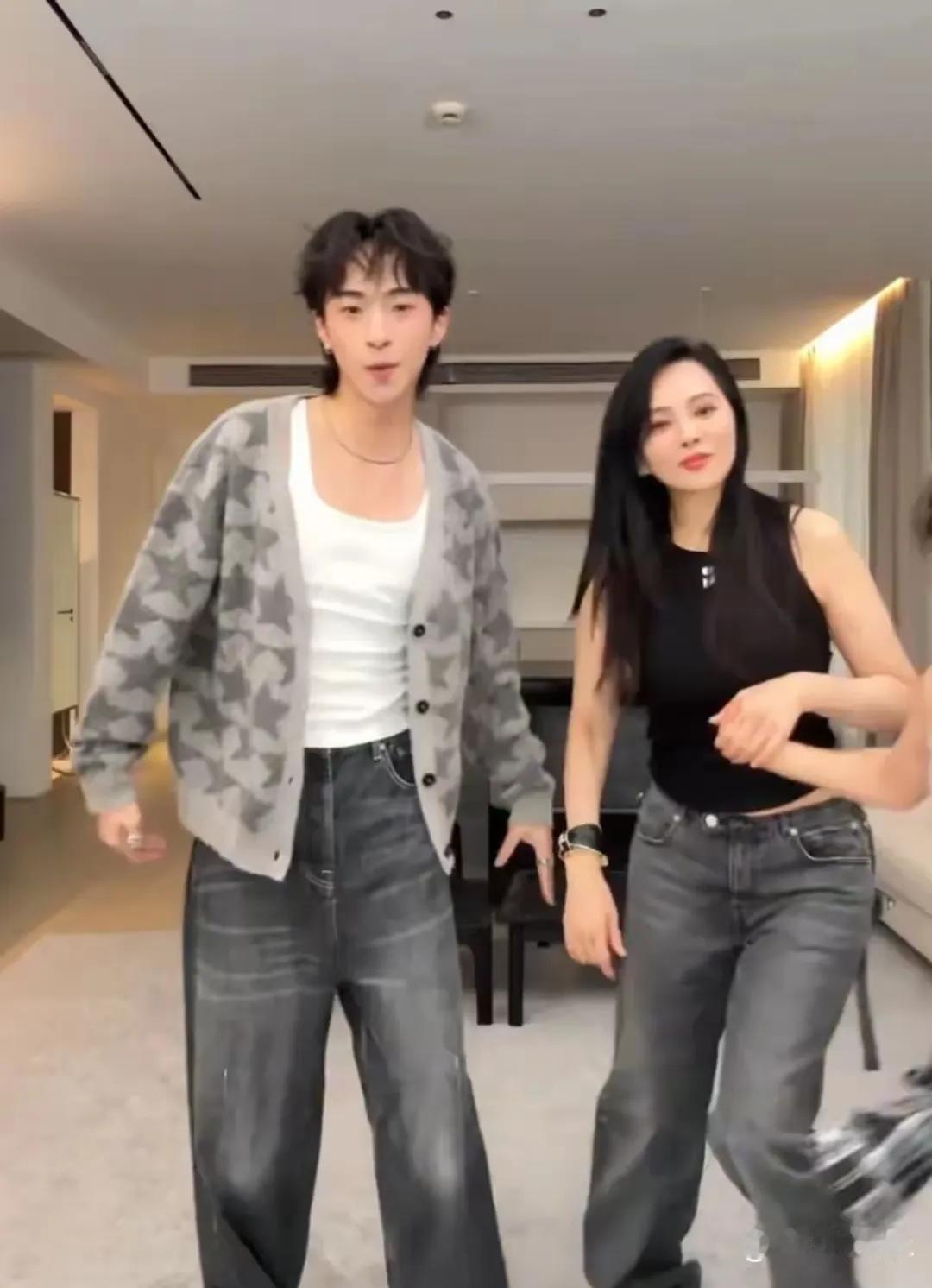 57岁的伊能静宛如时光偏爱的精灵，携儿女共舞燃爆温馨日常。镜头里，她一袭露脐装登