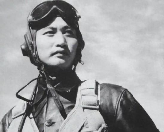 1951年，志愿军飞行员刘玉堤在返航途中，无意间发现，自己身下竟有一群黑压压的敌