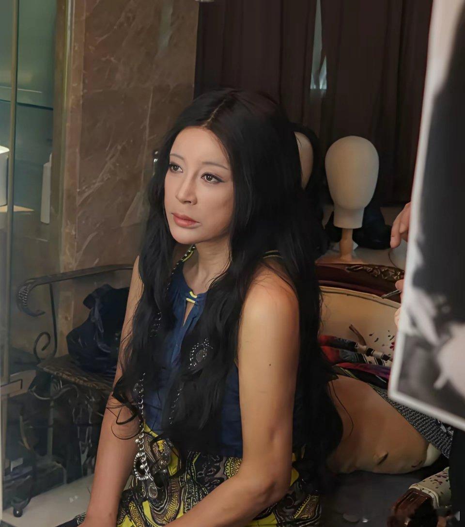 刘晓庆要演三毛，大家看看她的定妆照像不像？​你别说，化完妆的刘晓庆还是有几分相像