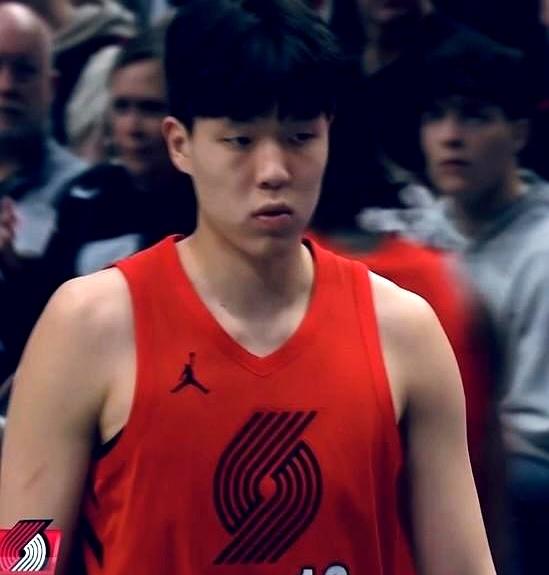 开拓者现在这情况，真得指望杨瀚森了！看看他最近的眼神——从前有点迷茫，现在那叫一