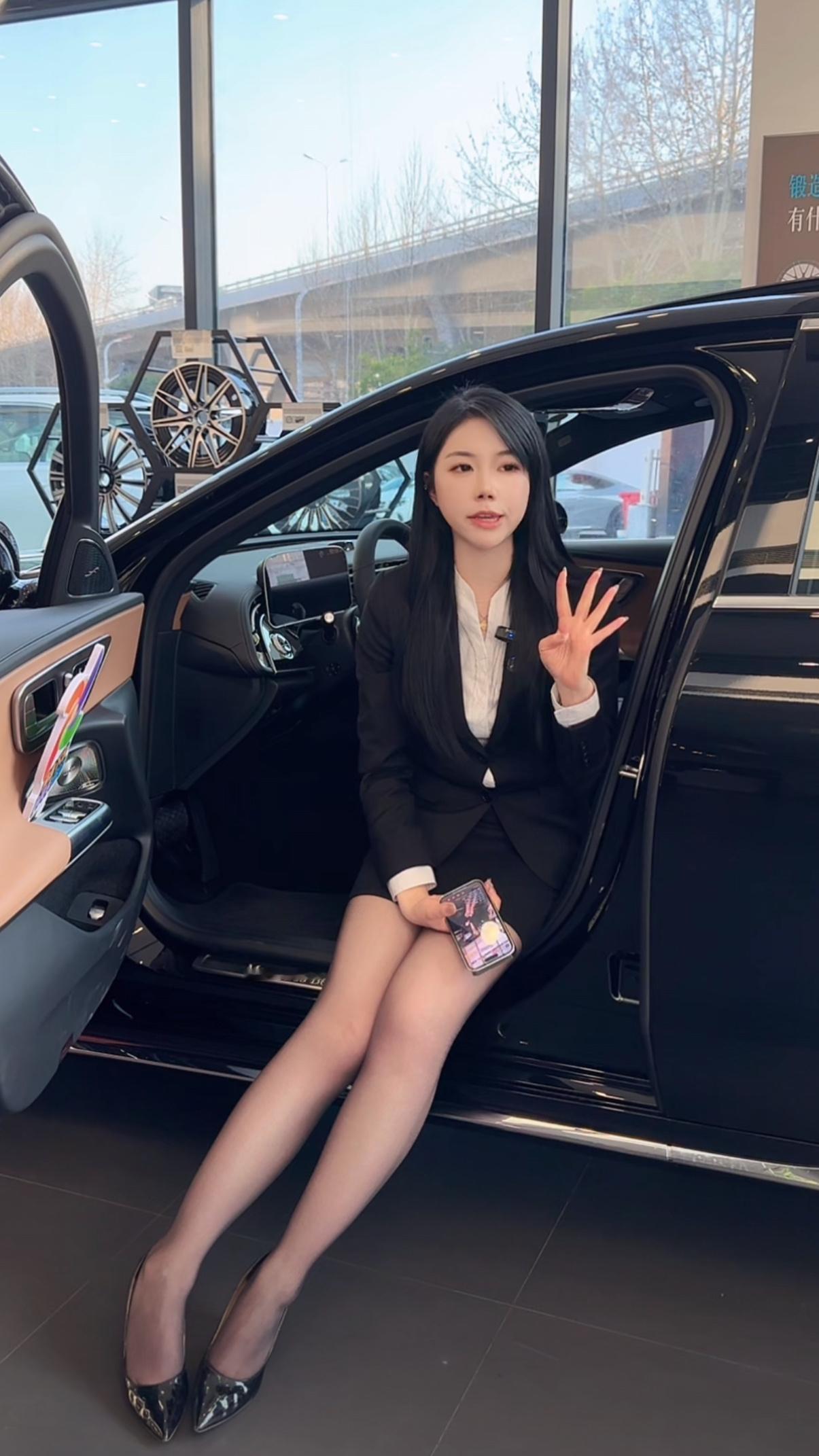 奔驰的优惠还是挺大的，BBA现在哪个敢涨价，优惠少了，销量上立马就会反应出来了[