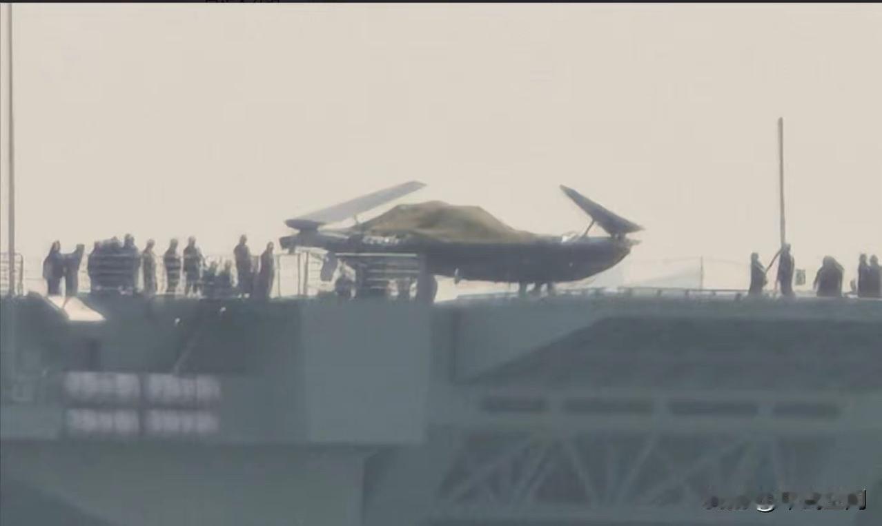 076正在进行舰载无人机飞行试验。从最新的公开照片显示，攻击-21折叠机翼已登