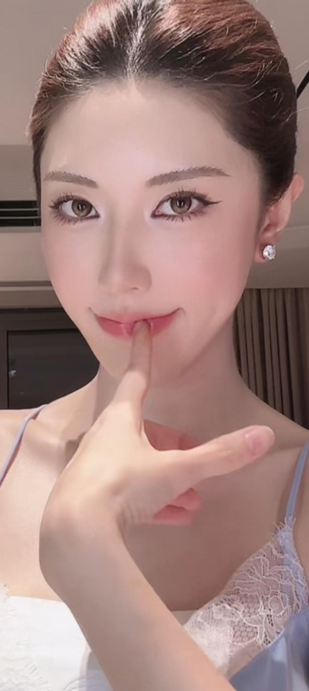 这位美女正在摆个可爱的姿势呢。