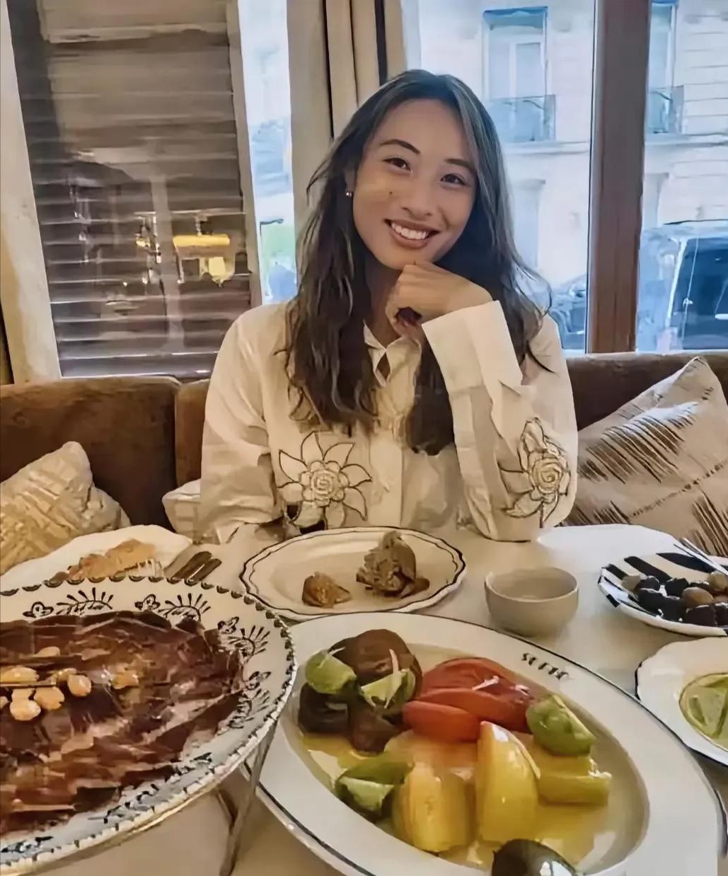 首次打入法网8强的郑钦文，开心吃法国大餐犒劳自己！发现她只要稍加打扮就自带高