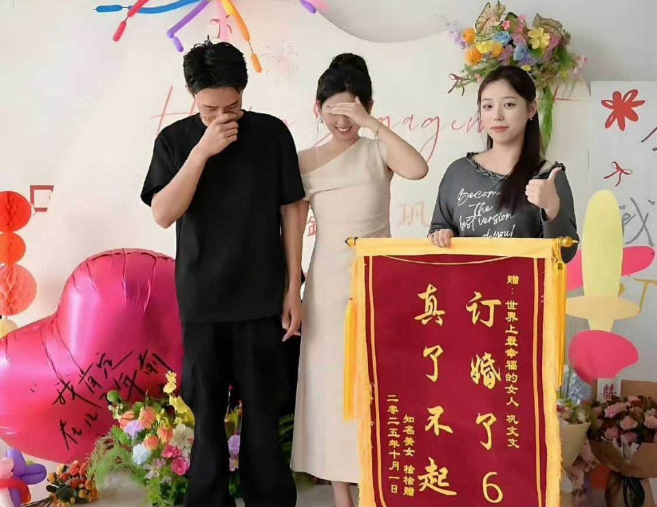 不怪新郎新娘一脸嫌弃，换谁谁不是。