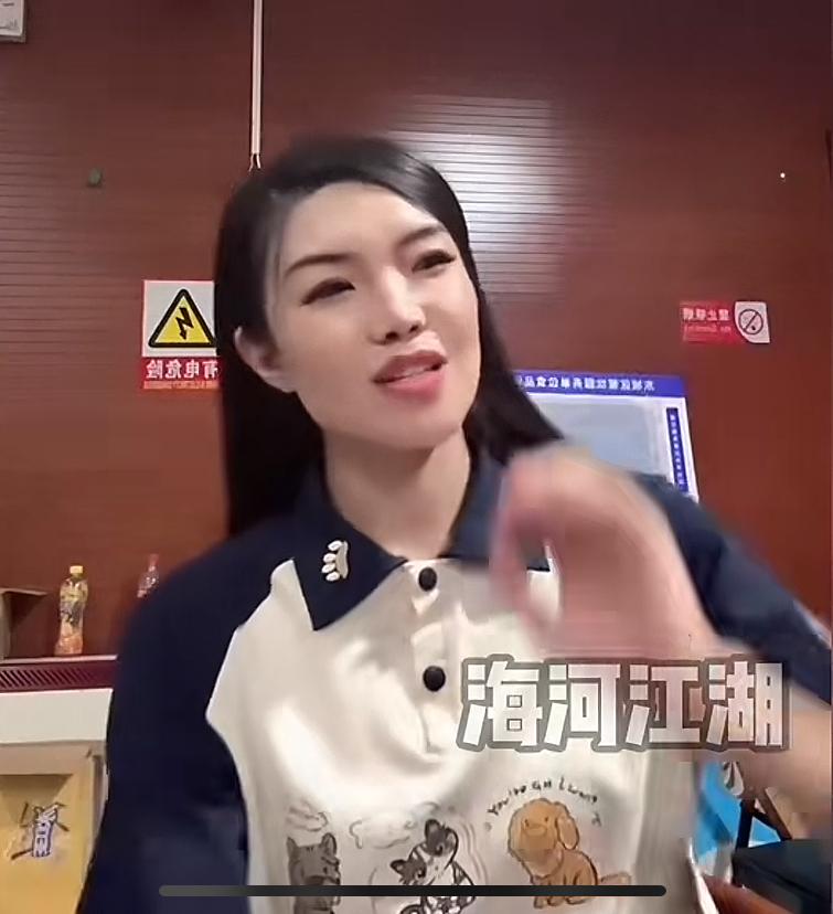 【高兴社售票员让嫂直播维护张伯鑫，两人关系显而易见，对此你怎么看？】近日，有网