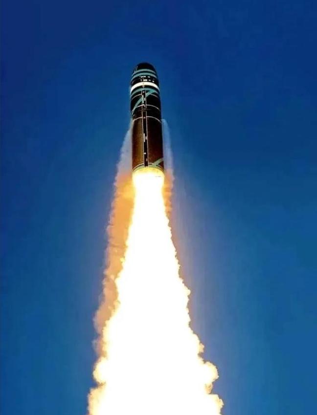 刀都架在脖子上了，伊朗总统突然站出来，对着全世界喊了两句话。第一，核武器，我们不