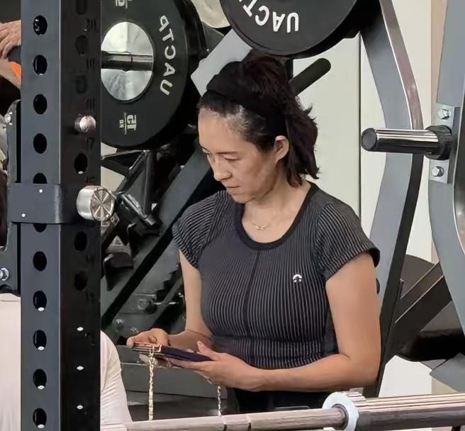 47岁章子怡带两个孩子在阿那亚过暑假，有网友健身房偶遇素颜的她，状态肉眼可见疲惫