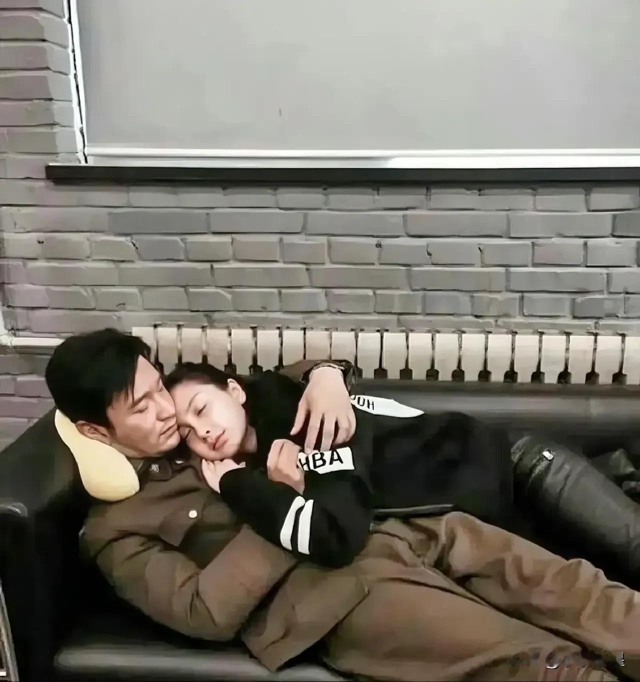 黄晓明是真心曾经挺喜欢这女人的吧，还记得那会儿他们刚在一起，黄晓明在节目中说起她