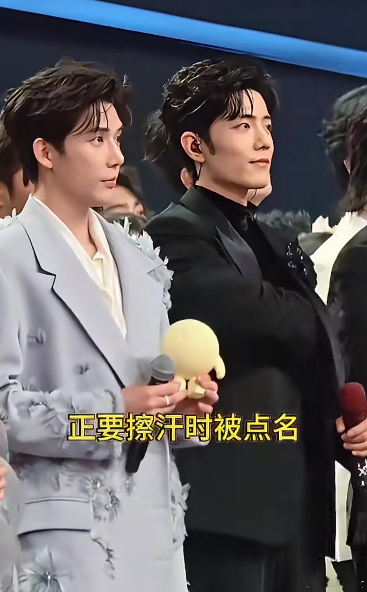 肖战掏纸用了1分钟塞回只需1秒肖战这个掏纸动作我能看一百遍！前一秒优雅从容，后