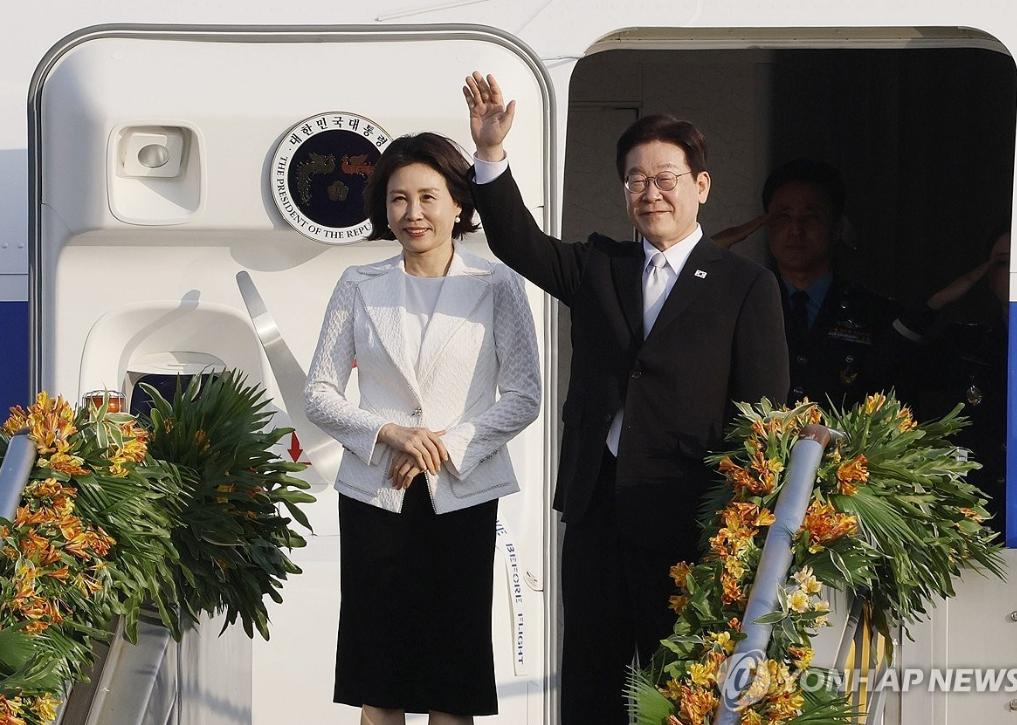 3月4日李在明夫妇结束菲律宾行程；只见韩第一夫人穿一身黑白配现身机场美翻，然而机