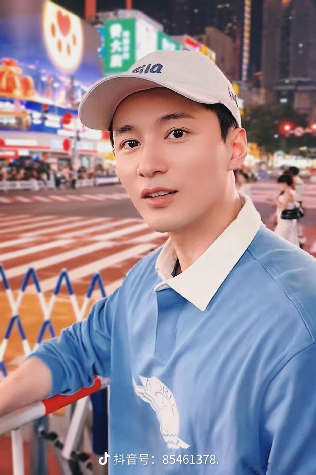 #王皓祯王老师长沙街头，这次出街没戴口罩呀……♥​