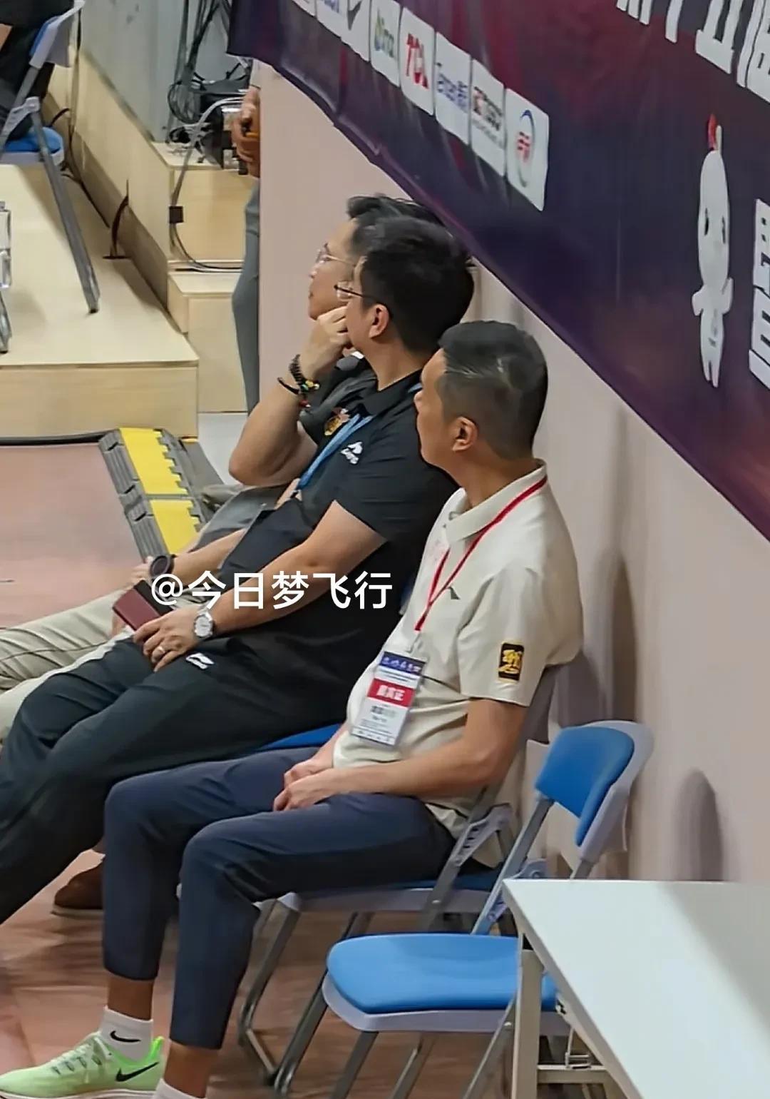广东宏远老板陈海涛现场观赛，与俱乐部总经理朱芳雨谈话！昨晚，FIBA国际团结杯