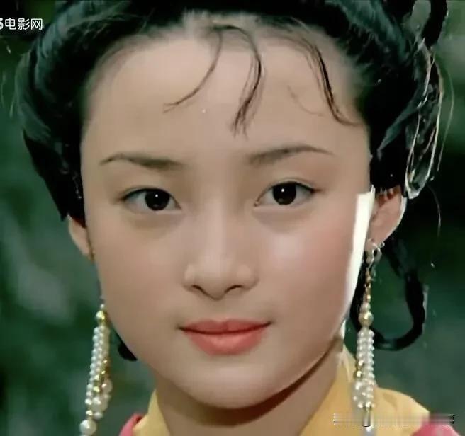 明星初出道时的青涩模样，真的太考验眼力了！不告诉你名字，你能认出她们是谁？