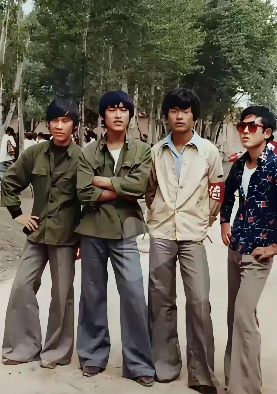 穿过这种裤型的你，想必也都是60多岁了吧，这种喇叭裤当年可是非常的流行，喇叭裤，