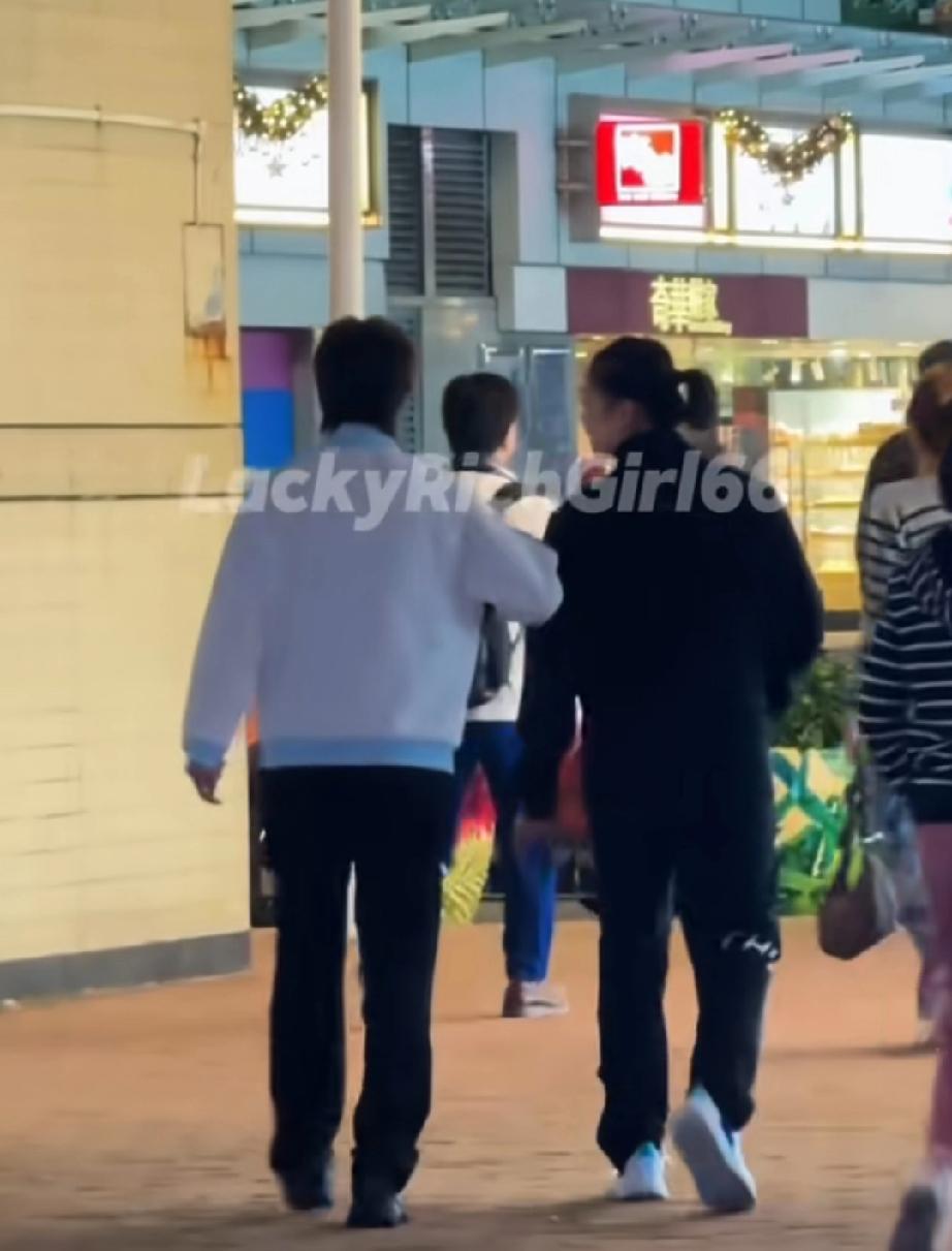 在香港备战WTT年终总决赛，晚上外出吃饭的王曼昱，到哪都是和徐奕陈熠两个妹妹一起