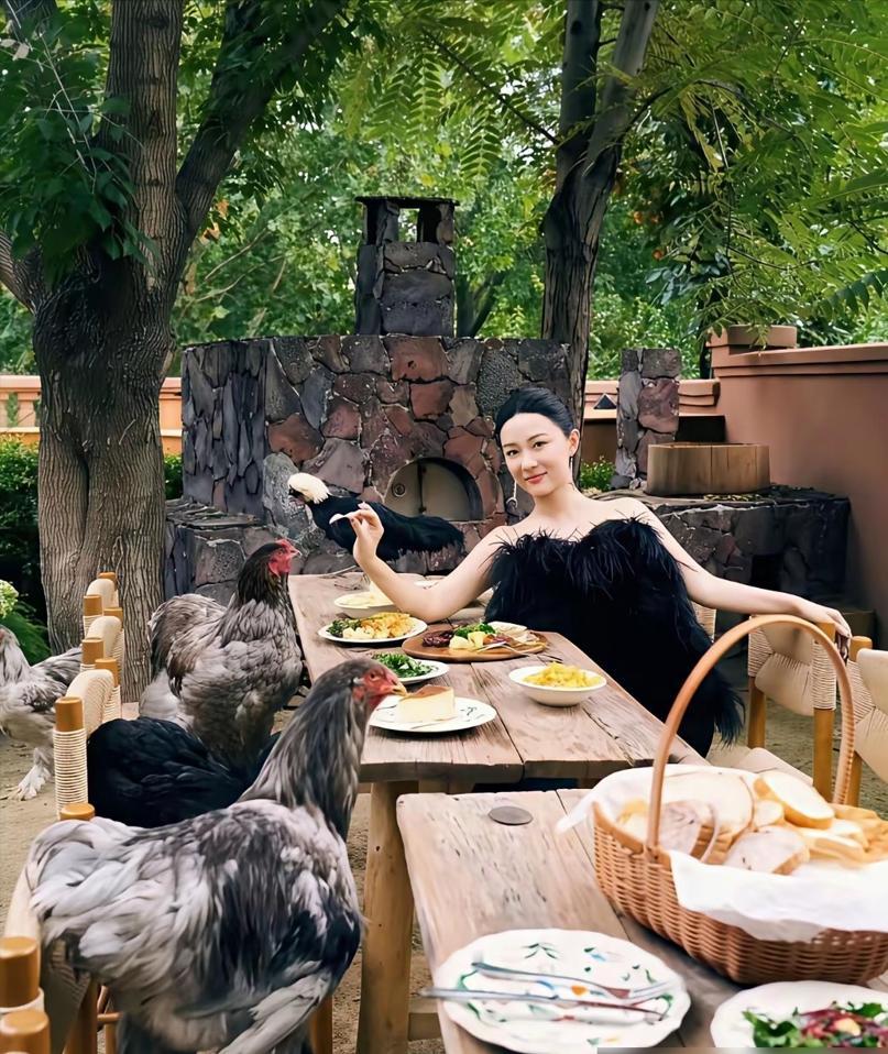 不愧是将自己活成了“豪门”的美女演员！45岁霍思燕，如今在北京坐拥5亩庄园，后院