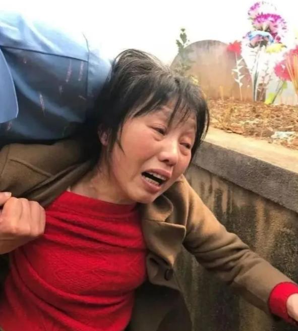 1984年，对越反击战中，一名战士壮烈牺牲，新婚20天的妻子拒绝改嫁，并生下遗腹