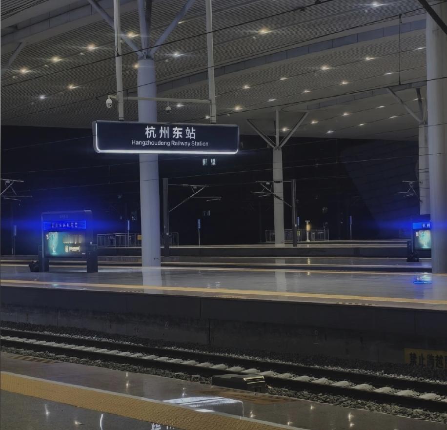 凌晨一点多从萍乡北到杭州东站，看到特扎心的一幕：6号网约车候车点挤得满满当当，大