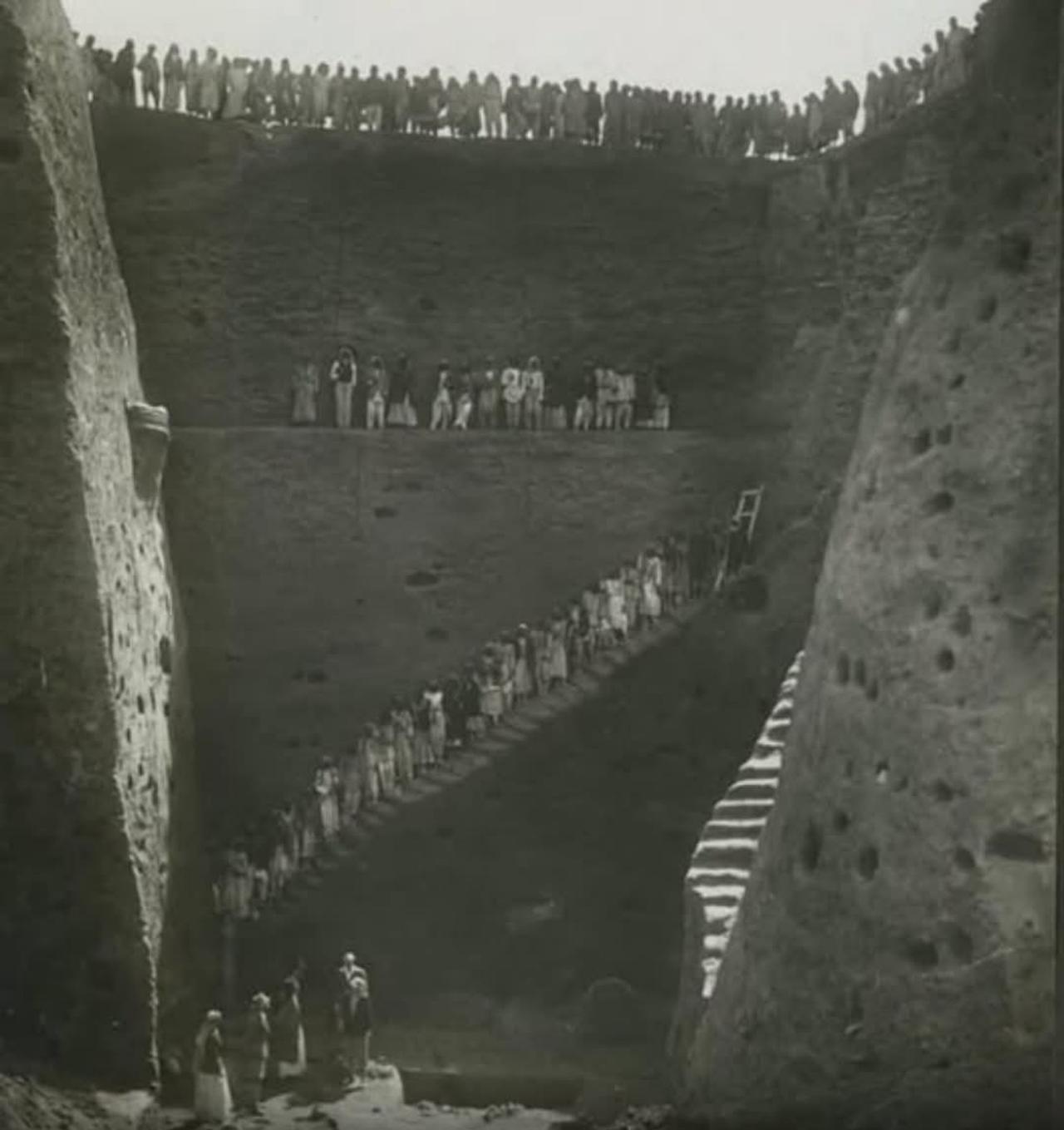 这张摄于1929年的历史照片展示了位于今伊拉克境内的古代苏美尔城市乌尔的深层挖掘