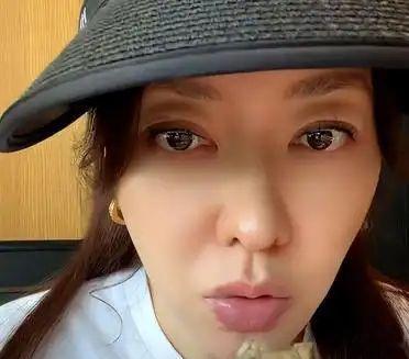 熊黛林直播又怼网友了。有观众问她平时会不会下厨，她直言家里饭菜全是阿姨...