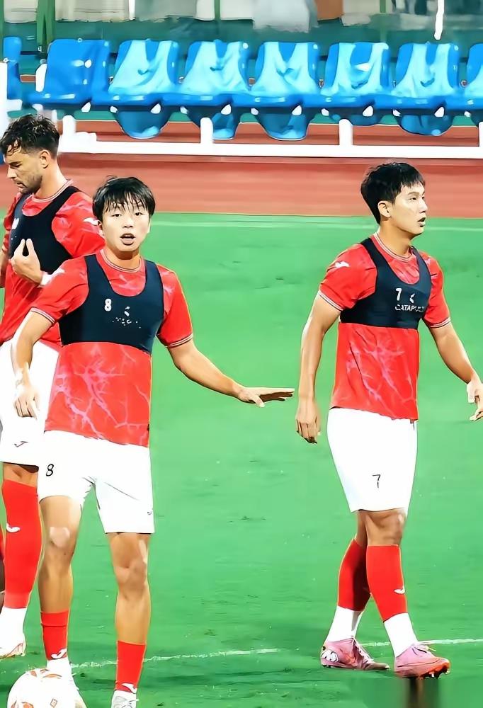 一支中超球队，把外援全开了。一个都没留。换上一帮20出头的小孩，说要踢“全华