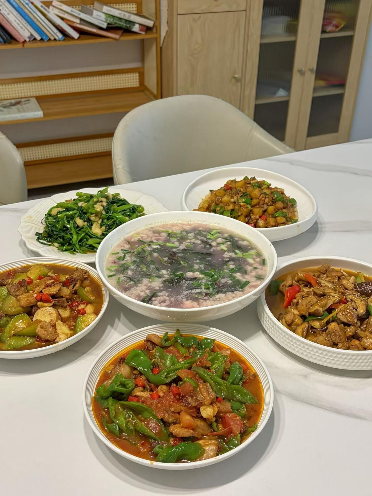 老妈来我家，我和老公正在吃饭，我让老公点外卖，老公说，这不有现成的菜吗我晚上只