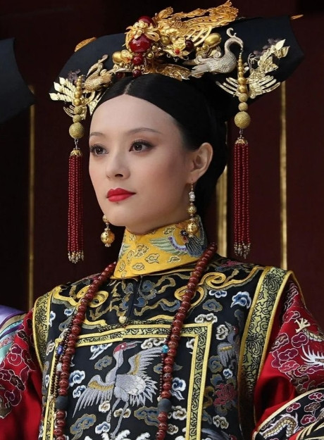 2010年，孙俪正准备去给《甄嬛传》配音，可导演却让她不用来，他找来季冠霖代替，