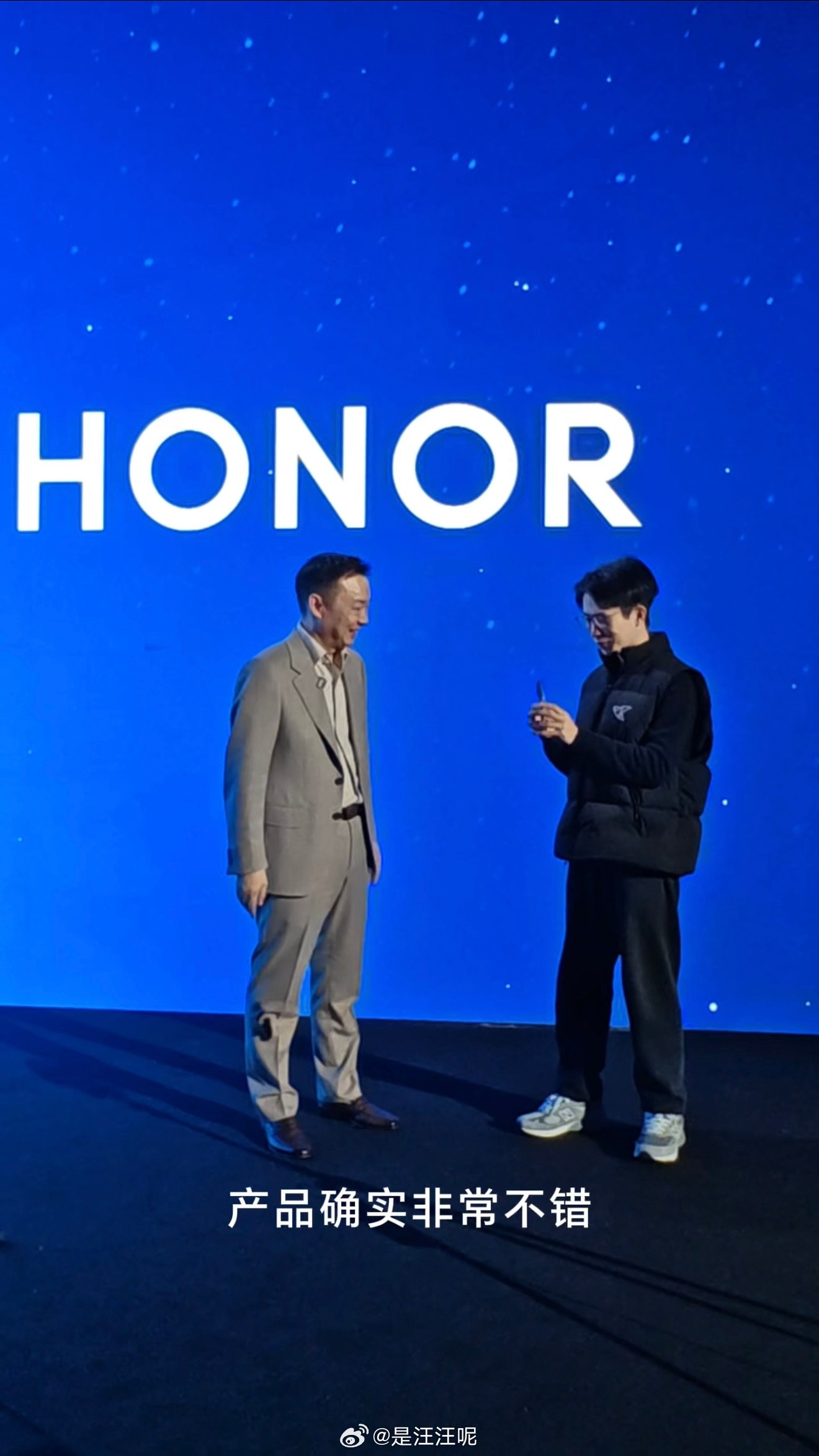 何同学盖章！荣耀MagicV6真的绝了💥在MWC现场，何同学上手荣耀Magi