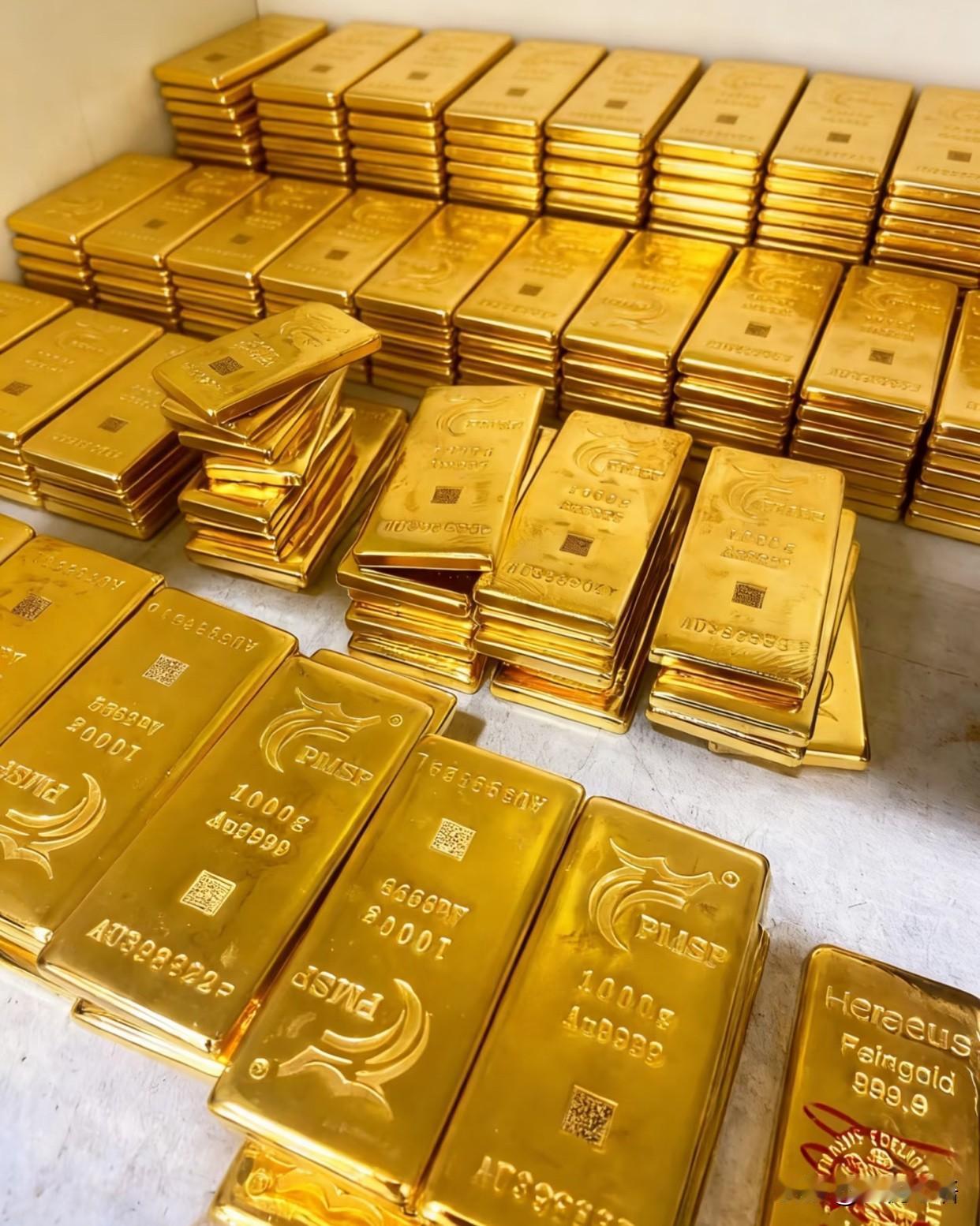 别再被黄金涨价的表象骗了，普通人总觉得黄金涨就是捡钱的机会，其实压根不是这么