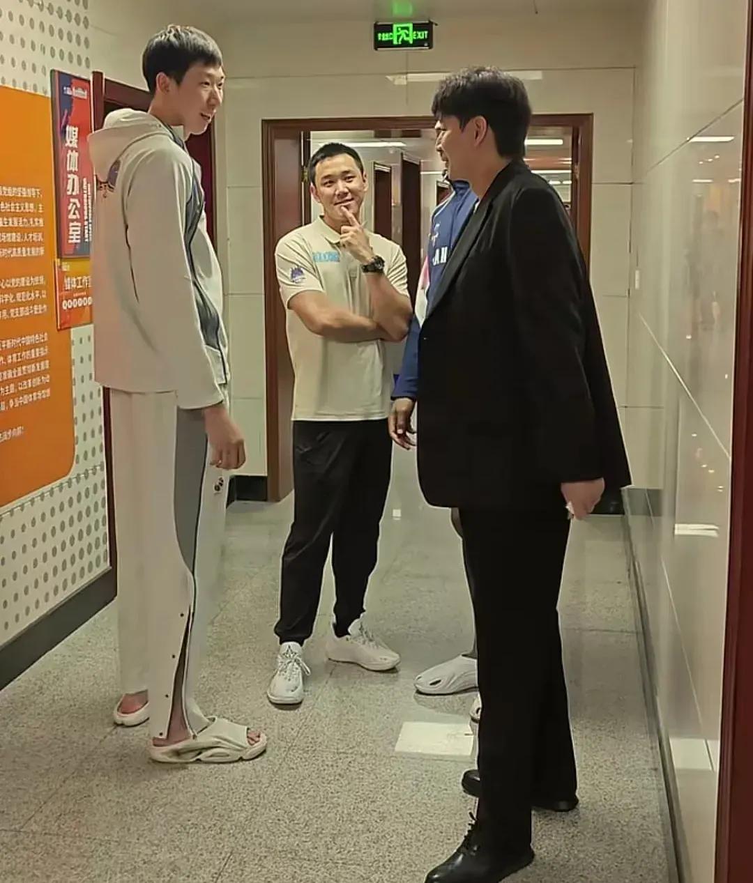 最近CBA赛场外一段对话挺有意思，北京队的周琦在走廊碰到了邱彪指导，对方上来就问