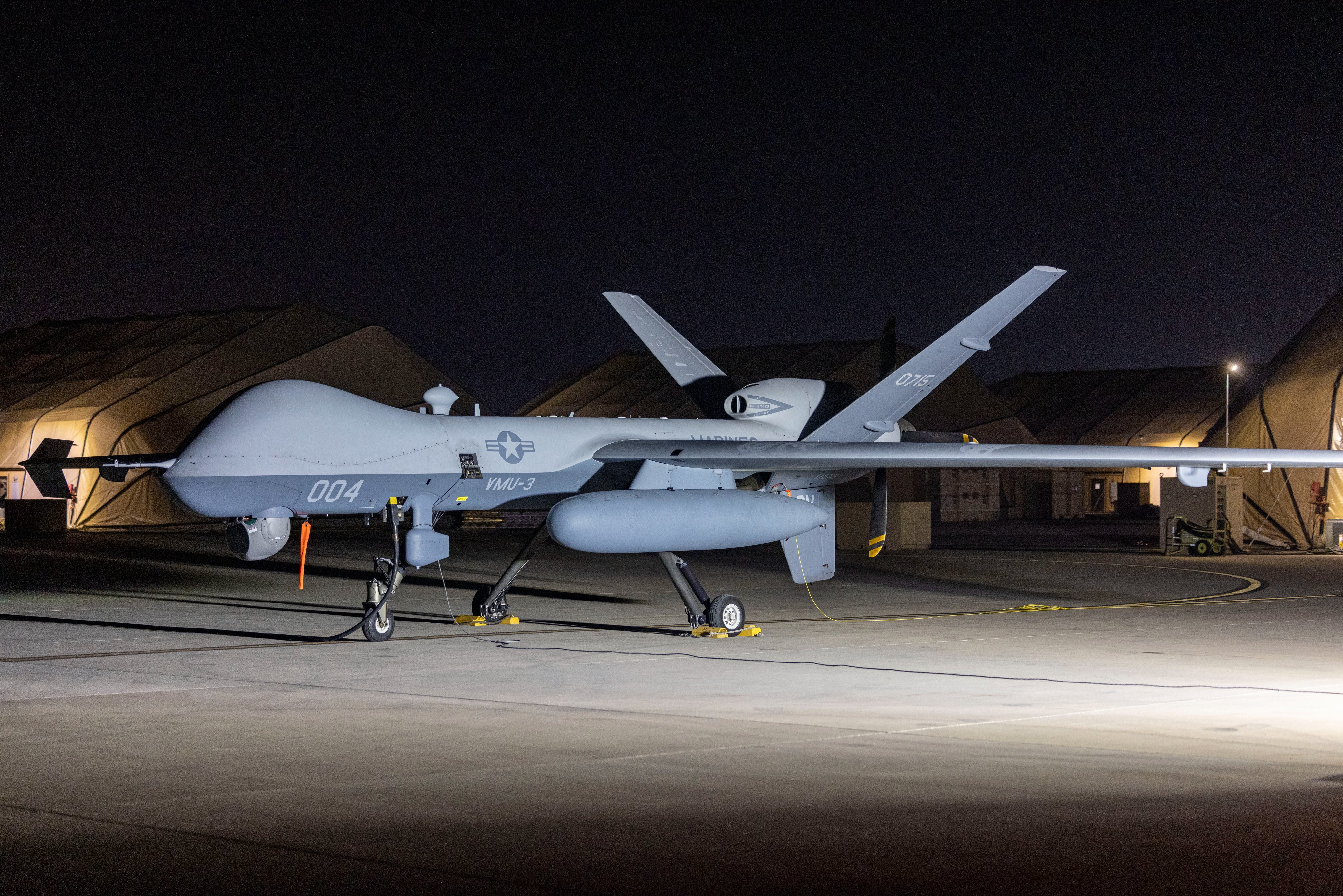 韩国群山空军基地，夜色下的无人机
