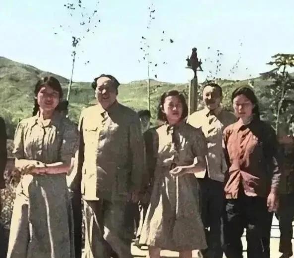 这是1953年，毛主席和他的三位女儿以及随行人员在玉泉山散步时的珍贵瞬间。照片