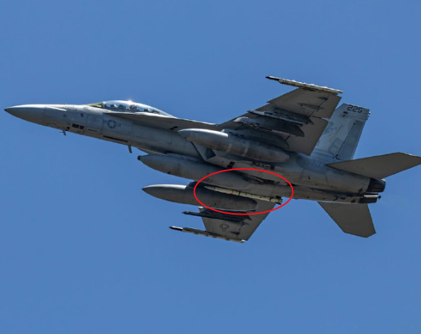 霹雳-15提前锁定美军战机，射程碾压AIM-260A！连中国出口版都不如，自用版
