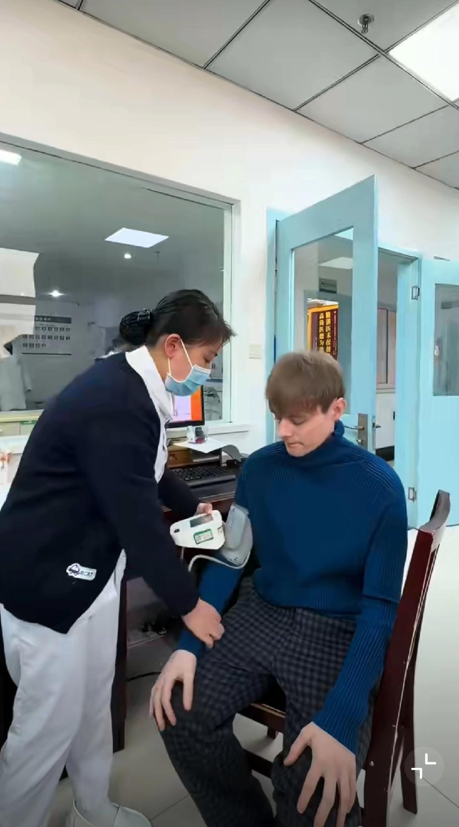 太提气！英国痛7周治不好，中国4天搞定！老外扎堆来中国看病，真相扎心了家人