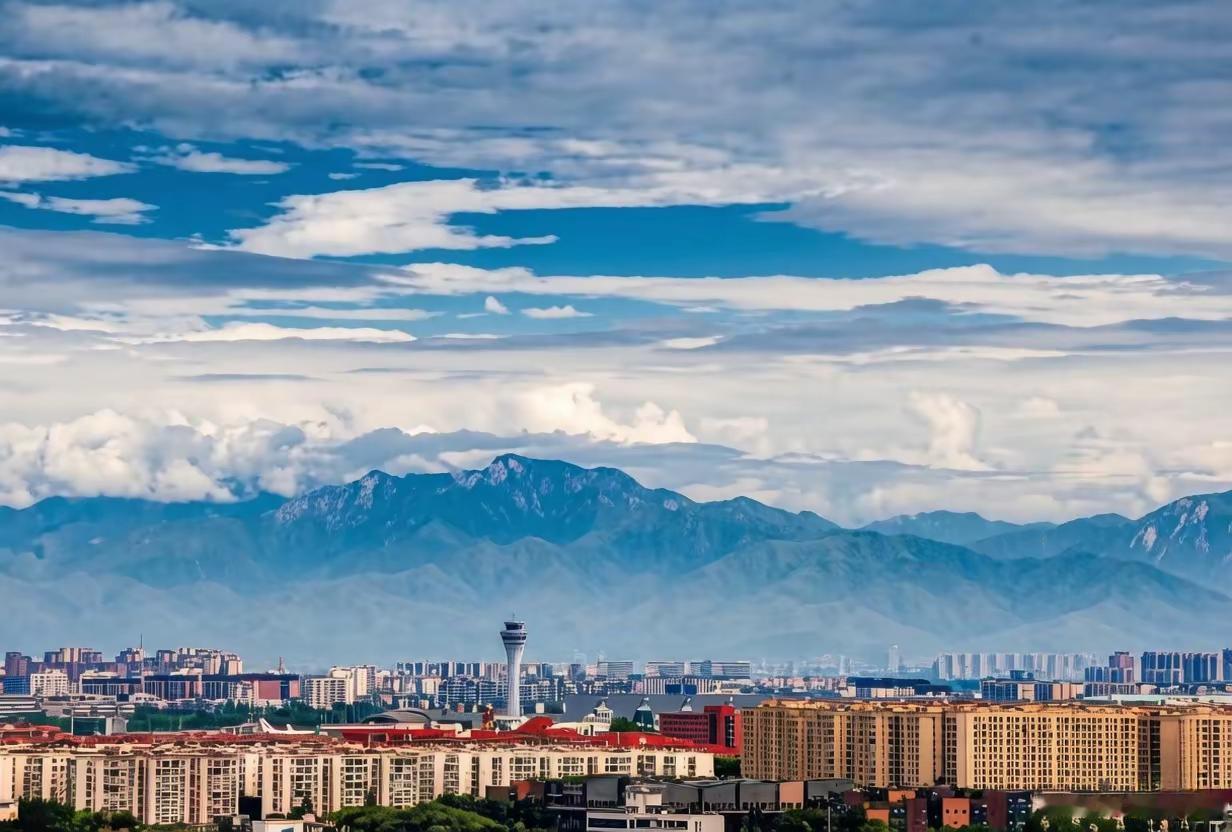 猜猜这是哪座城市，雪山下的城市。随手拍天空风光摄影原创摄影旅途随拍我的城市