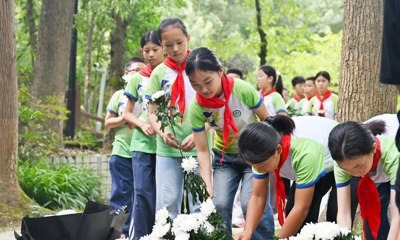 西政毕业生回乡当网格员，山体崩塌逆行救60人牺牲，追记一等功