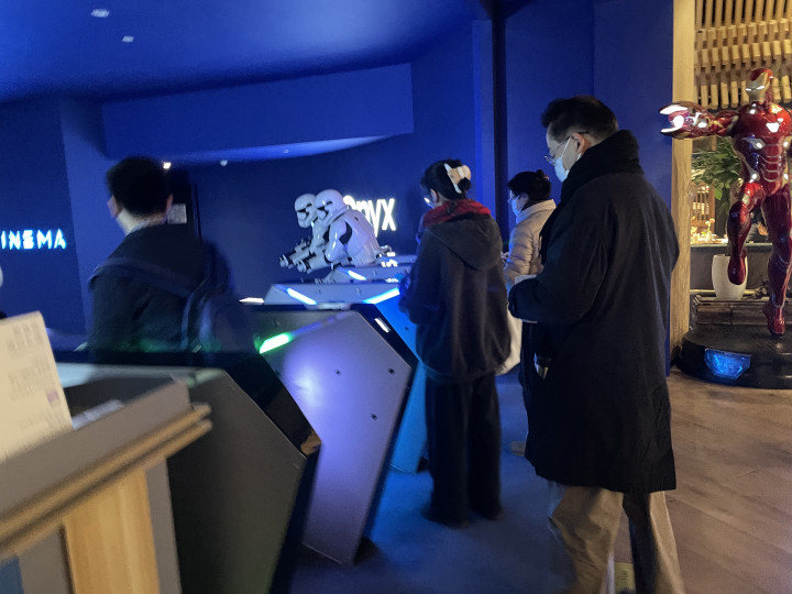 ���վ��ù۲�|��Ʒ�ʡ� ����Ȧ��, ������Ӱ�����ʵ�֡�˫�򱼸���(�й���Ӱ �Ϻ���Ӱ)