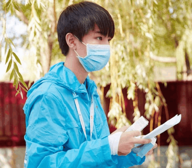 王俊凯军训前后对比: 细皮嫩肉秒变老腊肉, 心疼