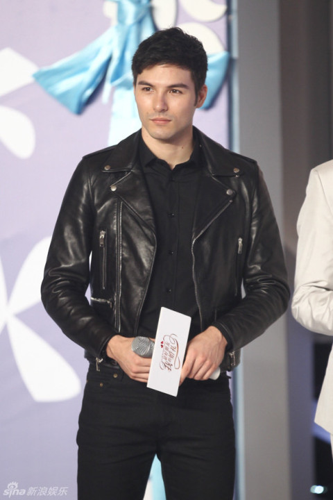 监制滕华涛,导演陈飞宏携主演舒淇,冯绍峰,宋茜,叶青和凤小岳齐聚舞台