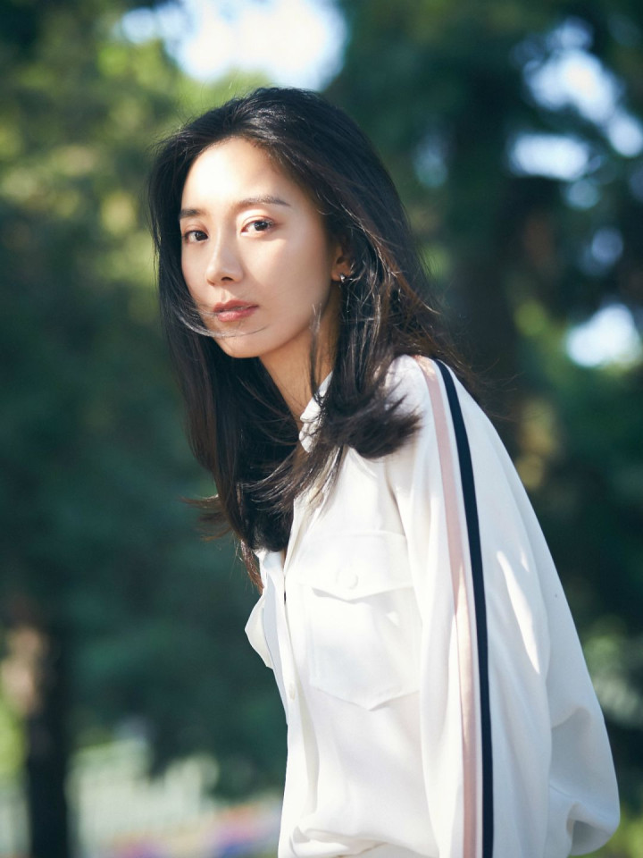 朱颜曼滋: 一站在那里就充满了故事感!(朱颜曼滋个人资料)