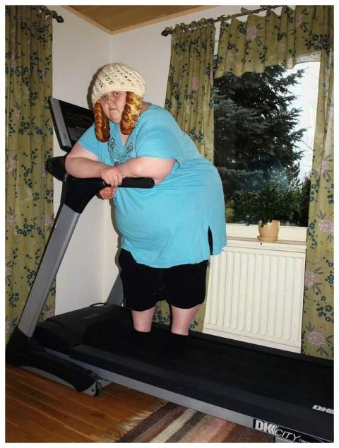 从图中可以看出,艾优是一个名副其实的胖子,重达300斤.